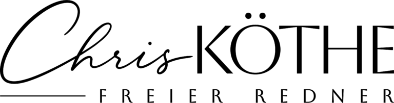 Das Logo zeigt den Schriftzug Chris Köthe, wobei das Chris in einer Schreibschrift mit schmaler Linienführung kursiv dargestellt ist, der Name Köthe in Großbuchstaben, nicht kursiv , aber ebenfalls eine feine Linie. Darunter steht in kleineren, gesperrten Großbuchstaben Freier Redner